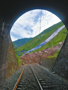 The railway at the tunnel entrance was buried.