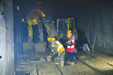 After the first two railway interruptions, rescue workers rescued in the tunnel.