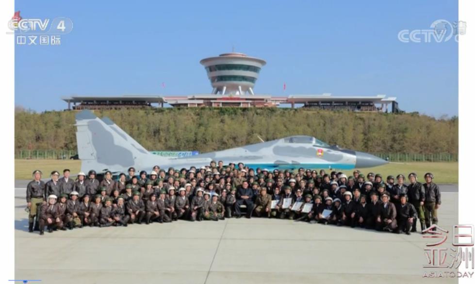 On November 16, Kim Jong-un took a group photo with the flight controllers who participated in the combat flight technology competition and achieved results. MiG -29 appeared in the photo as the background.