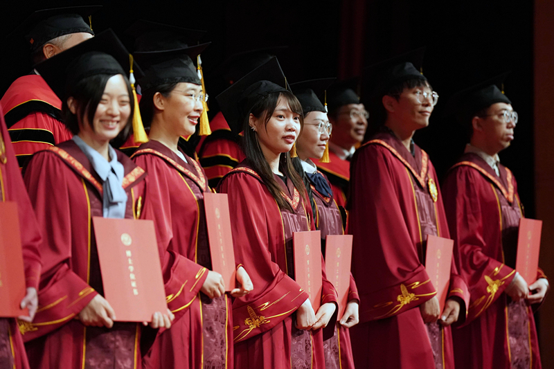 On June 26th, 2023, China Renmin University filmed the scene of the 2023 doctorate awarding ceremony.