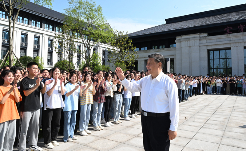 On June 8, 2022, General Secretary of the Supreme Leader waved to the teachers and students during his inspection in Yibin College.